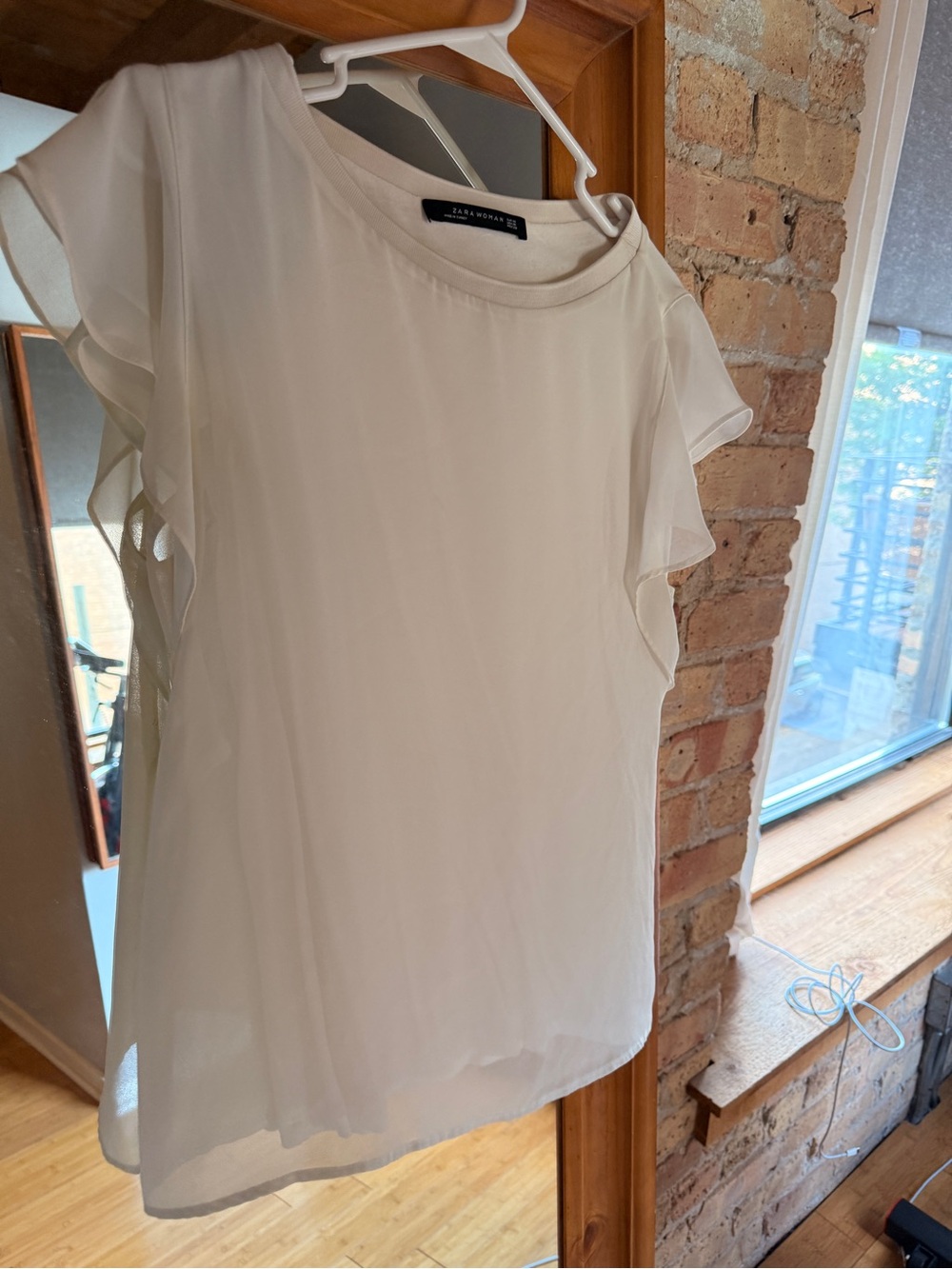 Zara Light white ruffle sleeve top - Picture 4 of 5